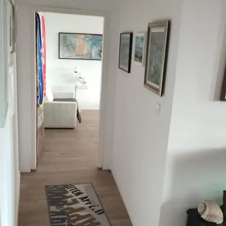 The Horizon In Center Apartment Split